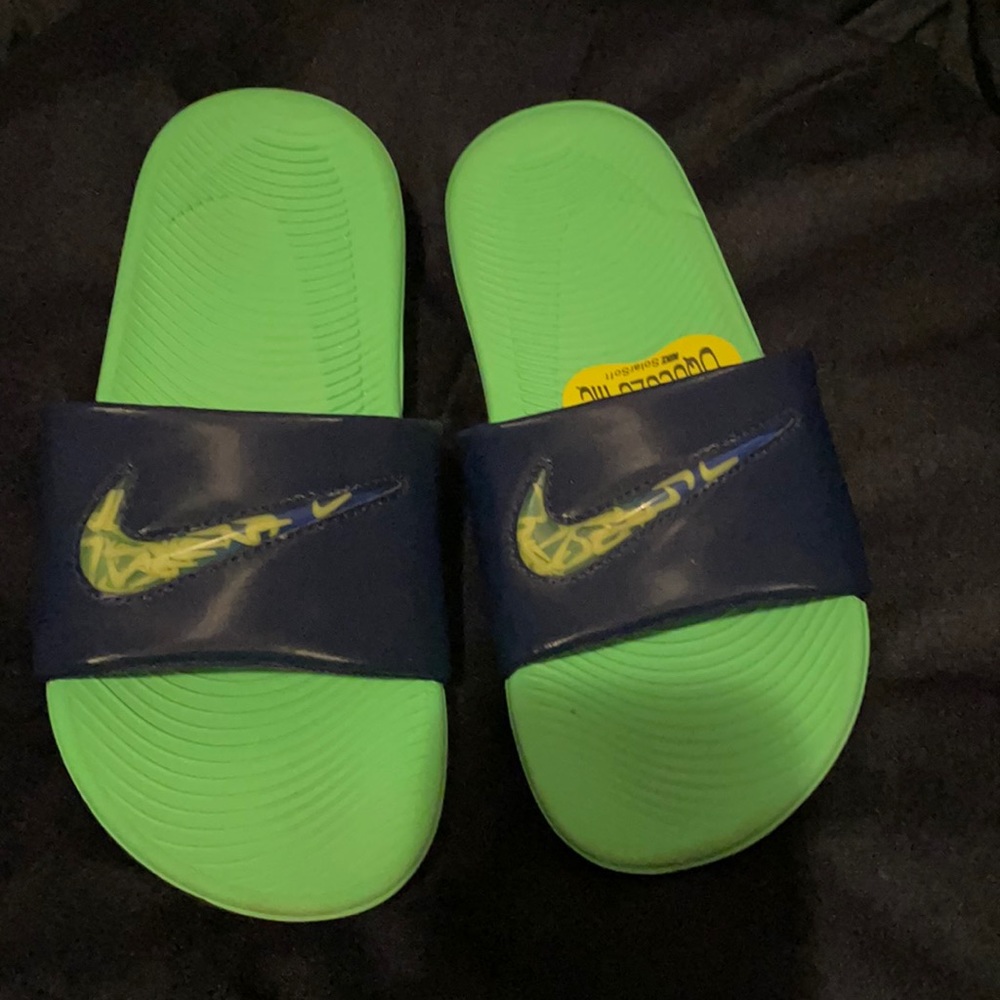 Kids Nike slides good condition see pics 3